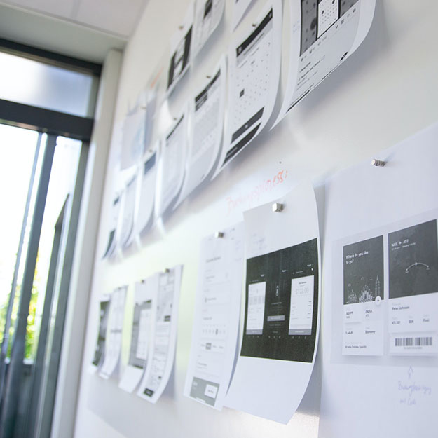 Eine Pinnwand im Büro