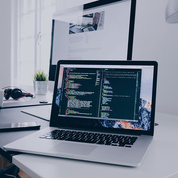 Ein Laptop mit Seo-optimierten HTML-Code