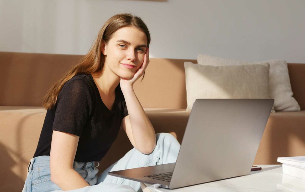 Frau ist gespannt auf ihre neue Website