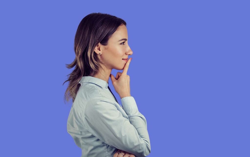 Eine Frau stellt sich die Frage, was eine Website kostet