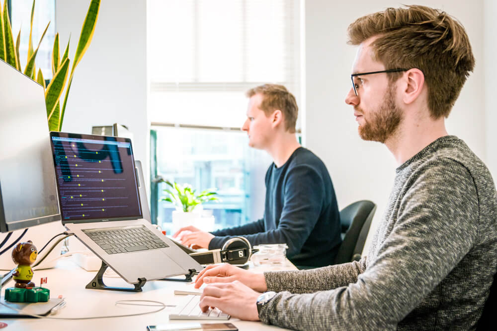 Mitarbeiter der SEO Agentur Seostudio bei der Arbeit