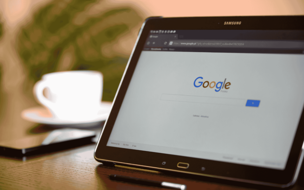 Ein Laptop mit der Google Suche